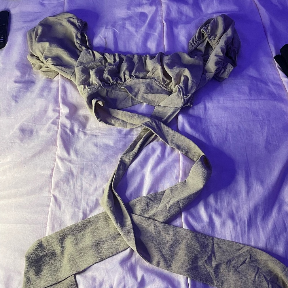 I’m selling this long sleeve tan crop top